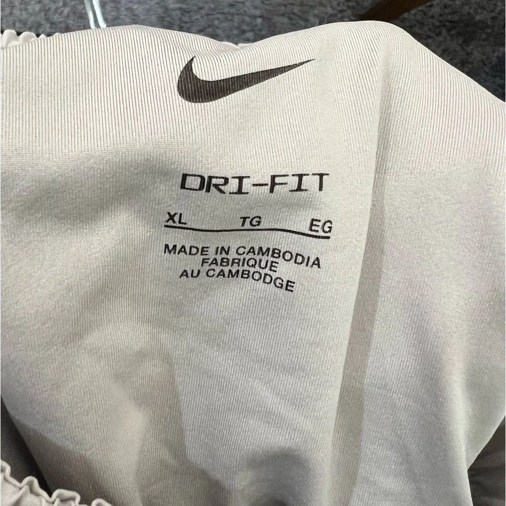 Women’s Nike shorts - Picture 3 of 4